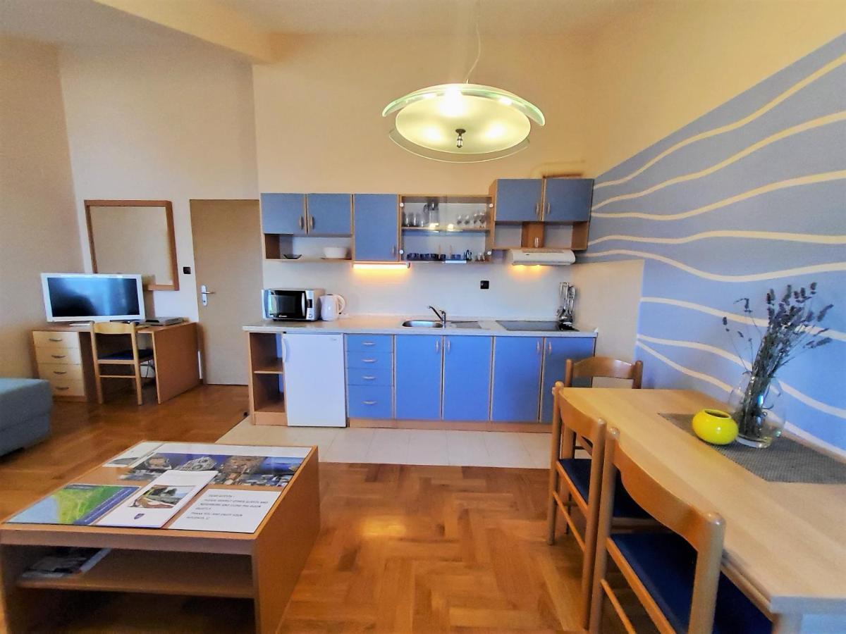 Apartments Petra I Karlo Туран Екстериор снимка