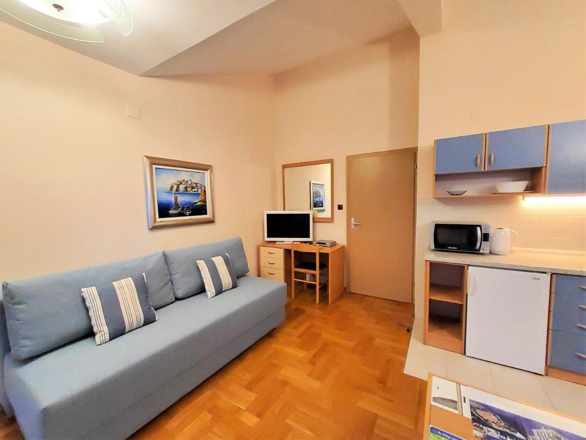 Apartments Petra I Karlo Туран Екстериор снимка