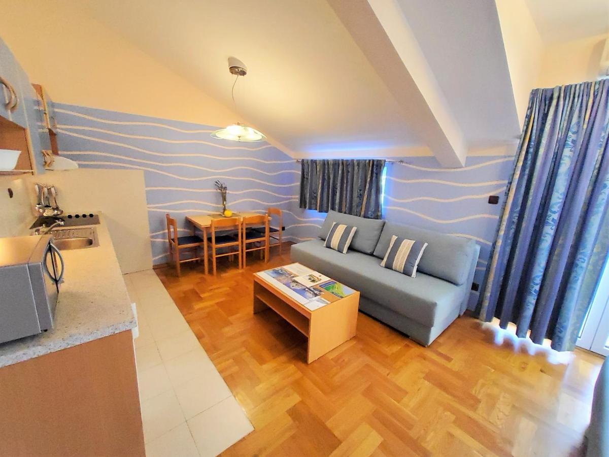 Apartments Petra I Karlo Туран Екстериор снимка