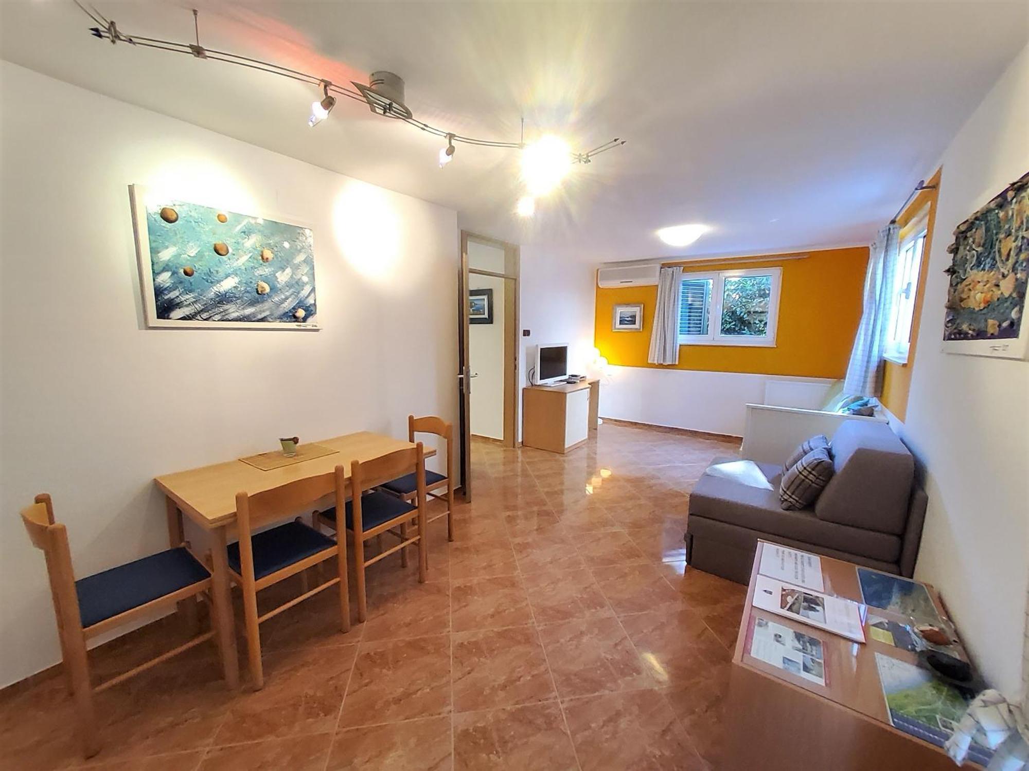 Apartments Petra I Karlo Туран Стая снимка